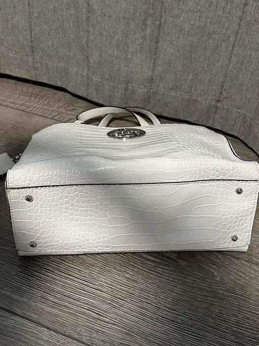 Оригинална бяла чанта Guess