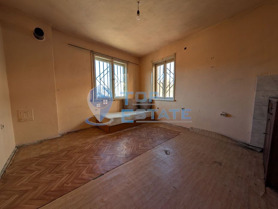 Двуетажна масивна къща с панорама в центъра на град Плачковци