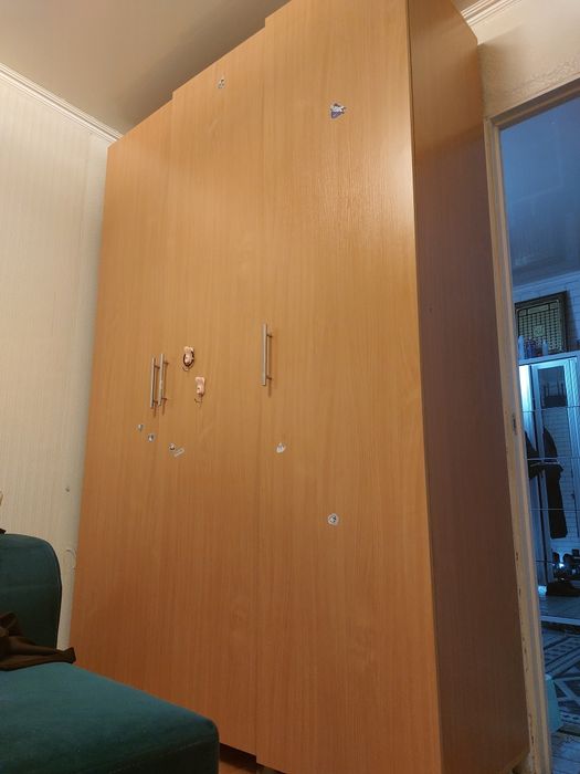 Шкаф для спальни. Имеется два отсека.