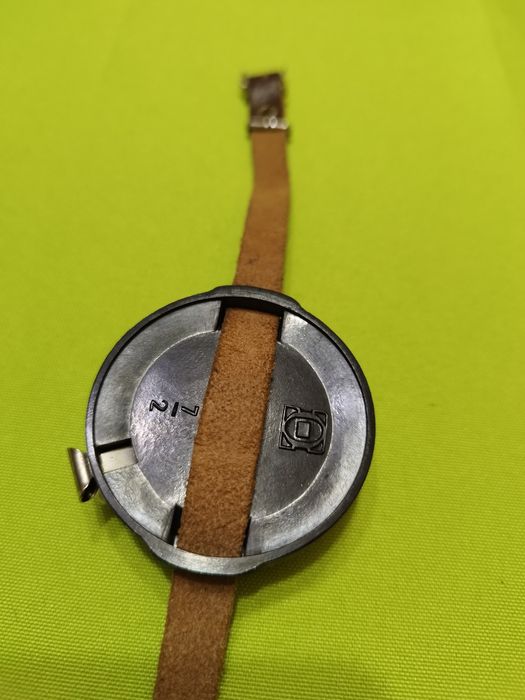 Продавам два компаса