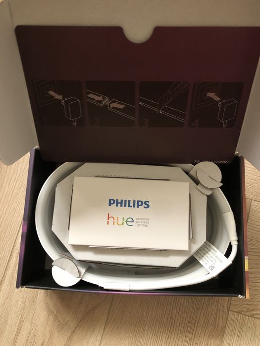 Philips Hue Starter Kit E27 si Hue Lightstrip ambiance 2 m