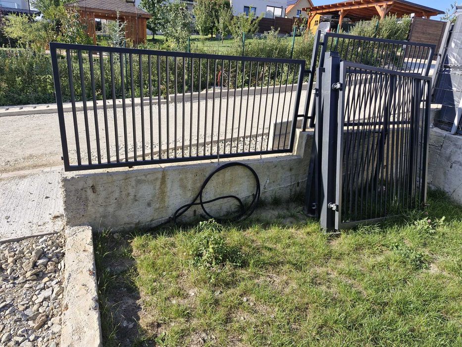 Vand poarta acces auto si pietonal + panouri gard