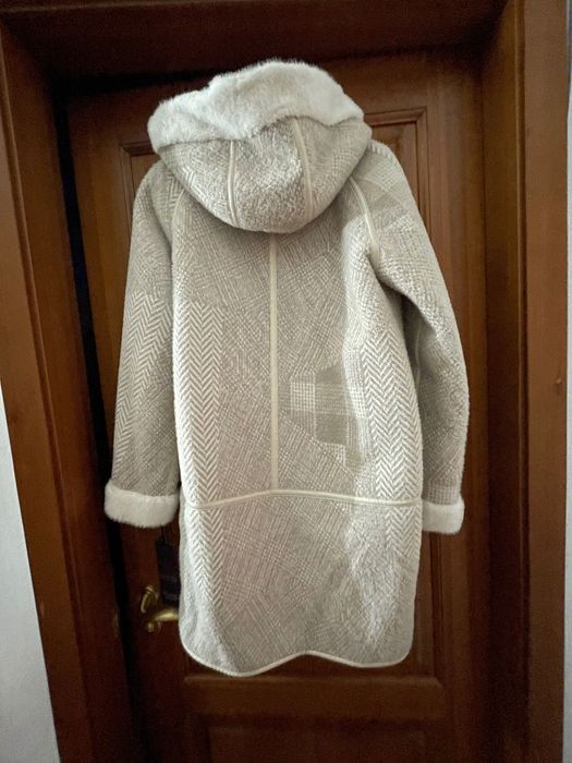 Красивое светлое пальто