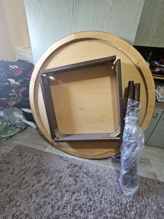 Масивна дървена маса