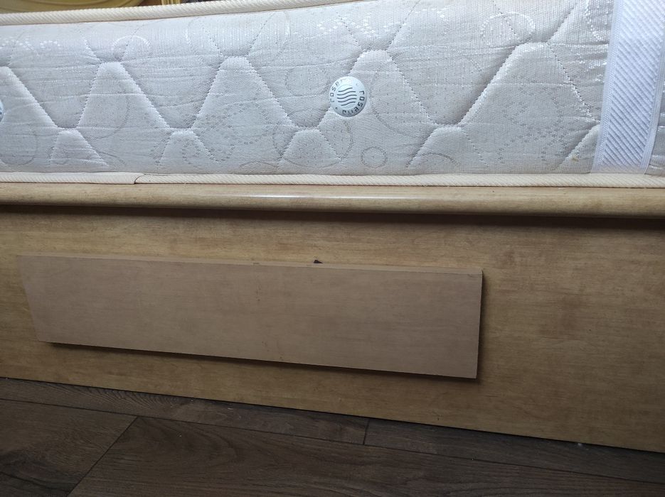 Кровать и тумбочки