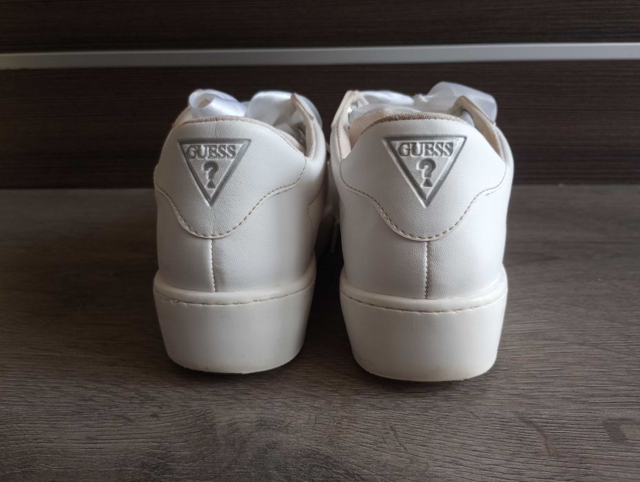 Дамски обувки Guess.