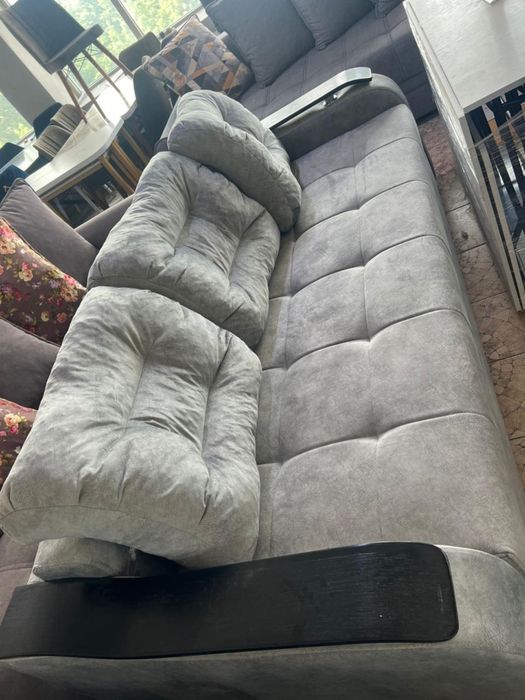 Новый диван купили месяц назад