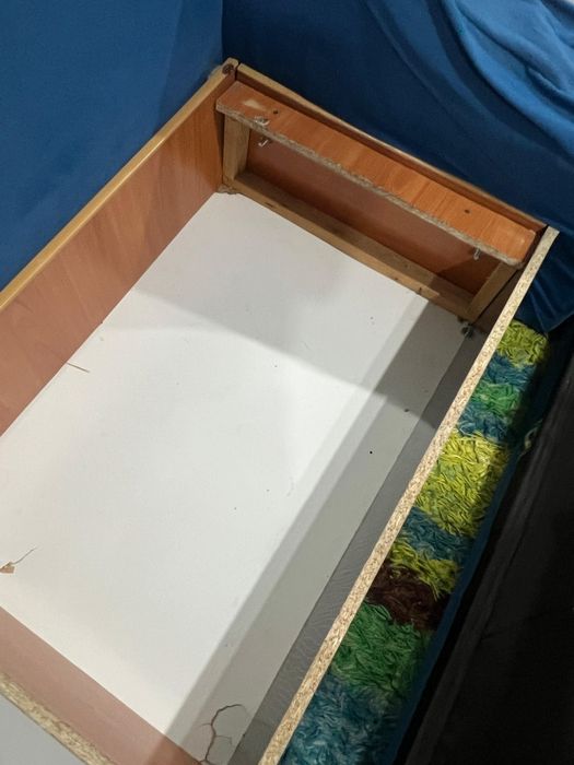 Продам диван старый срочно