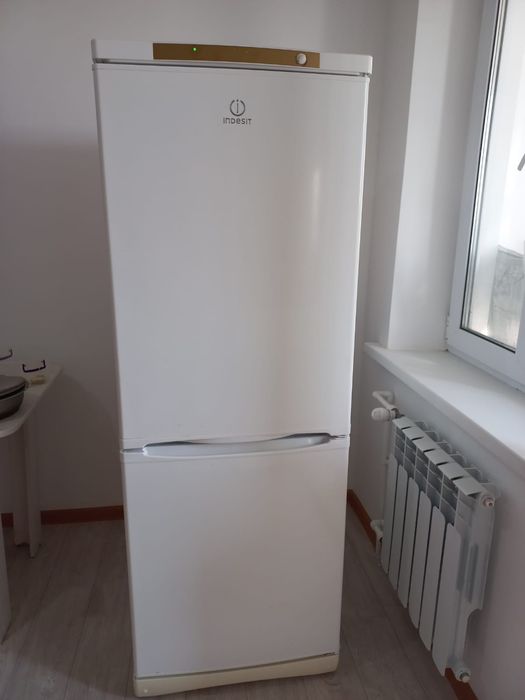 Продам холодильник Indesit