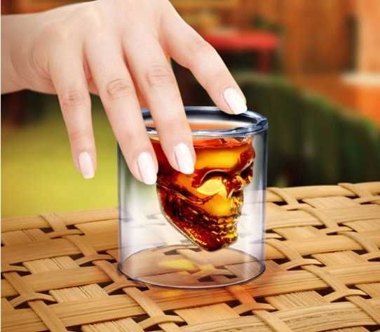 Стъклена чаша Череп