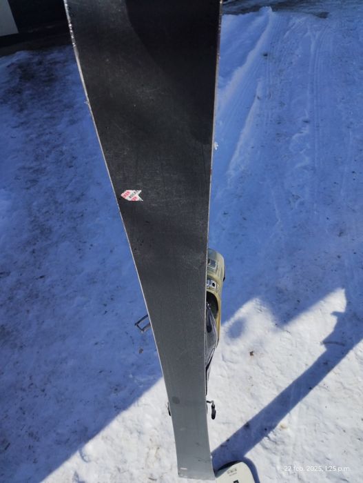 Vând schiuri și clapari