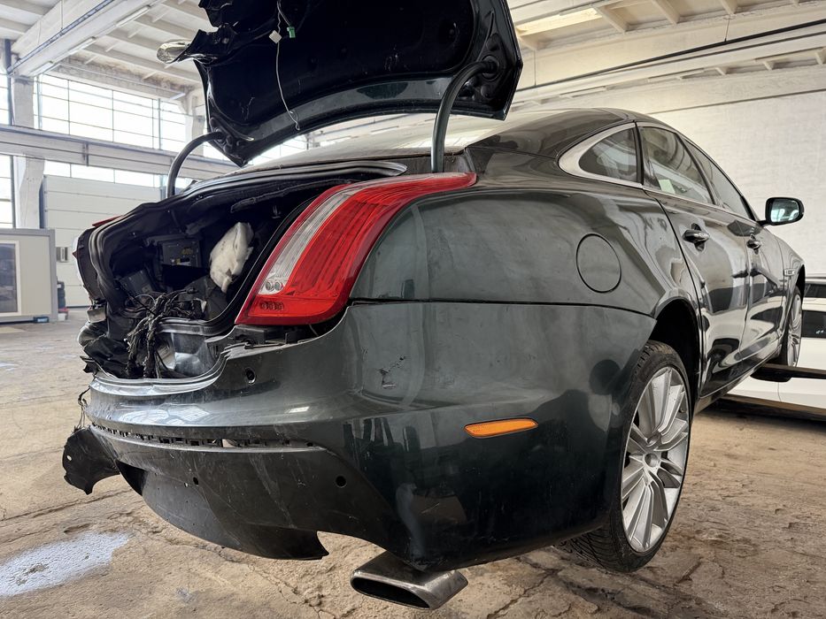 Jaguar XJ avariat