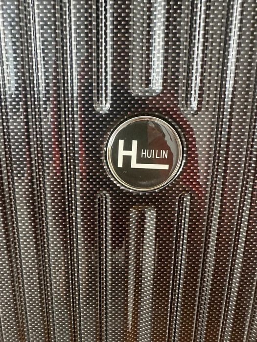 Чемодан на колесиках