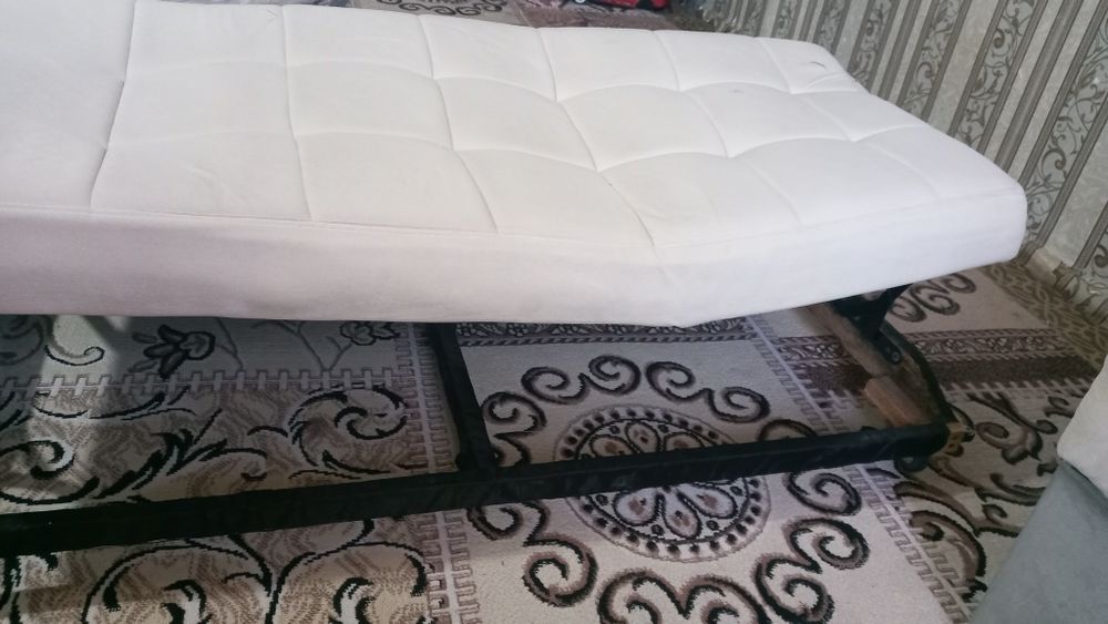 Продам угловой диван. Есть дефект.