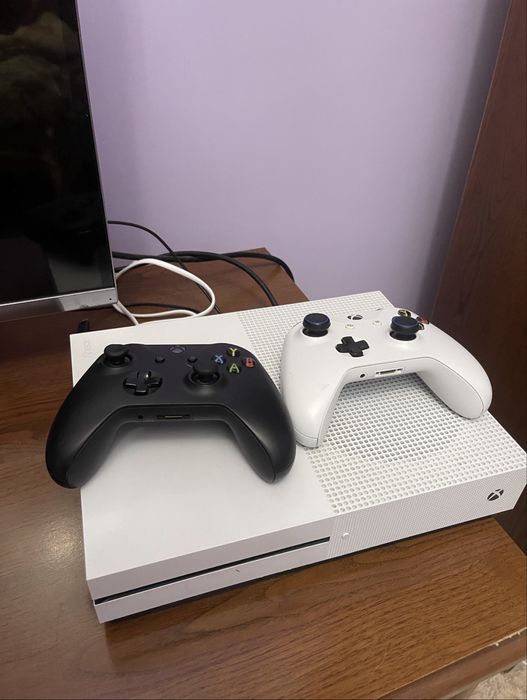 Xbox 1 TB + 2 джостика