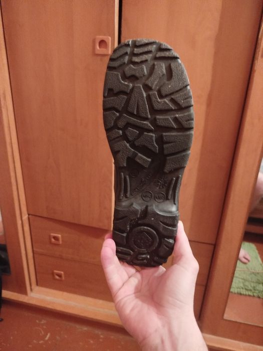 Продам спец обувь