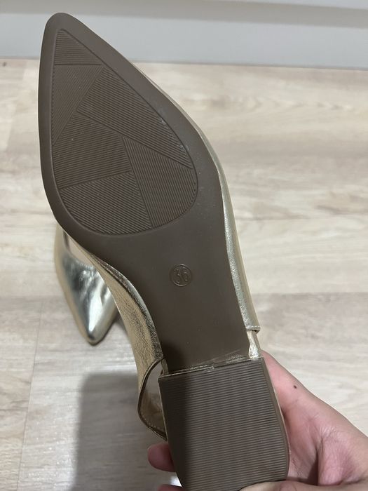 Продам новые босоножки