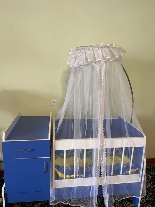 Детский кроват и шкаф