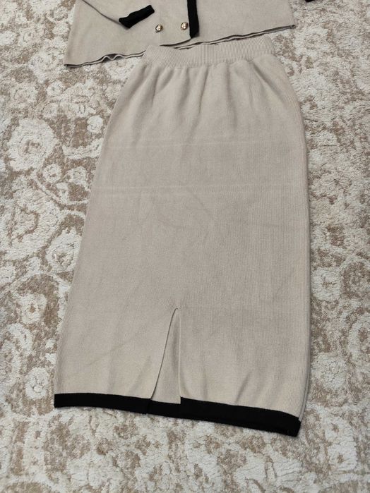 Costum cu fusta midi