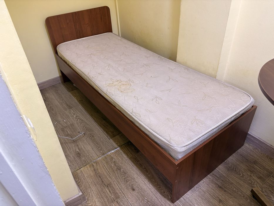 Кровать с матрасом
