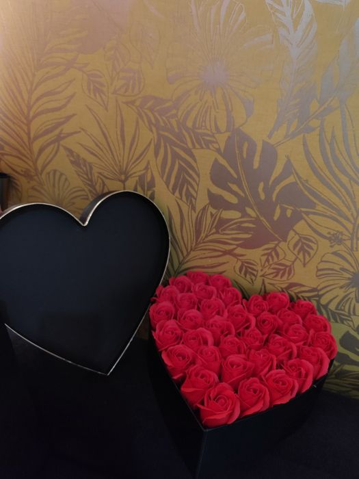 Cutie cu trandafiri și bomboane