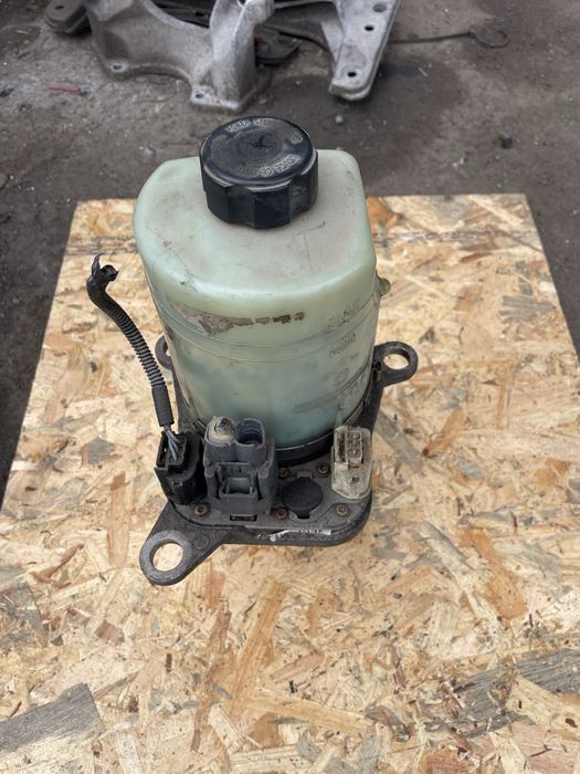 4M513K514CB хидравлична помоа за Форд Куга 2009год.