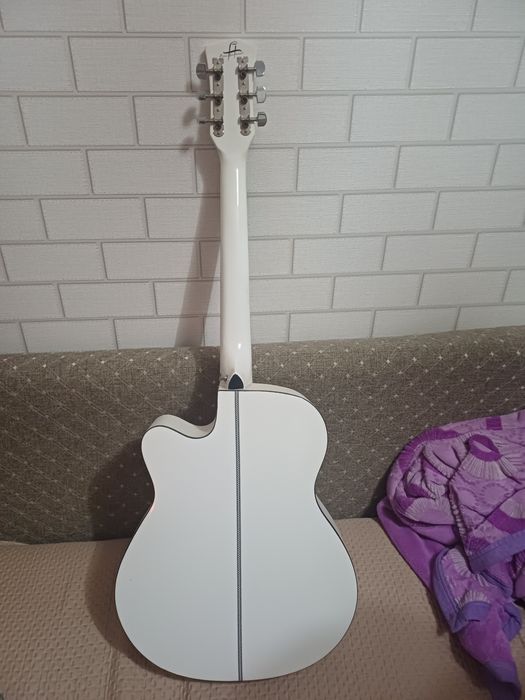 Гитара акустическая / продам срочно