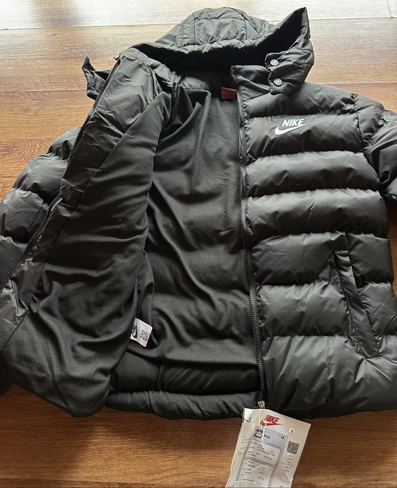 Мъжко,черно,зимно яке Nike с бродирано лого и сваляща се качулка