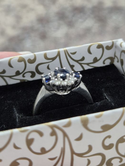Золотое кольцо  с сапфиром и бриллиантами,  750 проба.