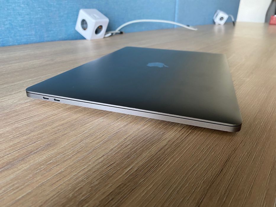 MacBook Pro 15' (2019) i9, Radeon Pro Vega 16, 512SSD