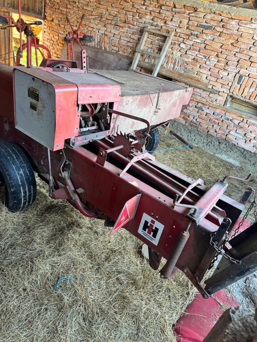 Vând balotiera international