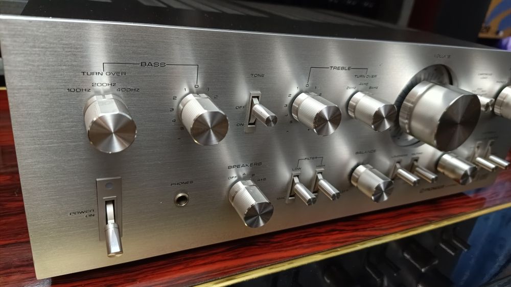 Усилитель в очень хорошем состоянии.