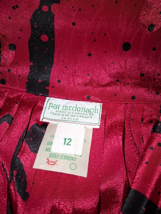 Дълга червена пола