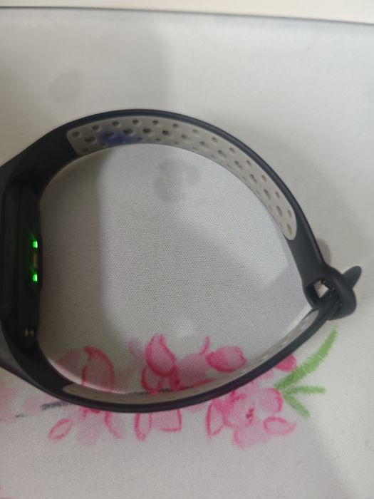 Продам фитнес часы mi band 4