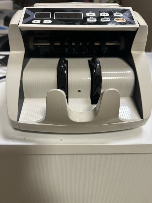 машина за броене на банкноти от серията “UV/MG money counter”.