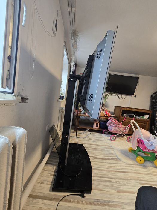 Телевизор " CONRAC"  с подставкой напольной