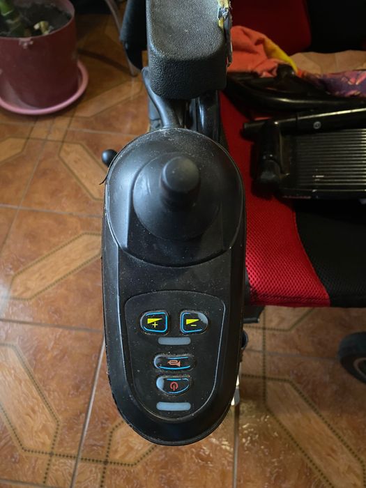 Scaun cu rotile electric