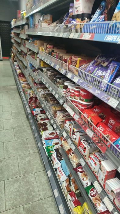Метален стелаж за търговски обект