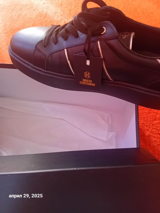 Чисто нови обувки на Стойчков