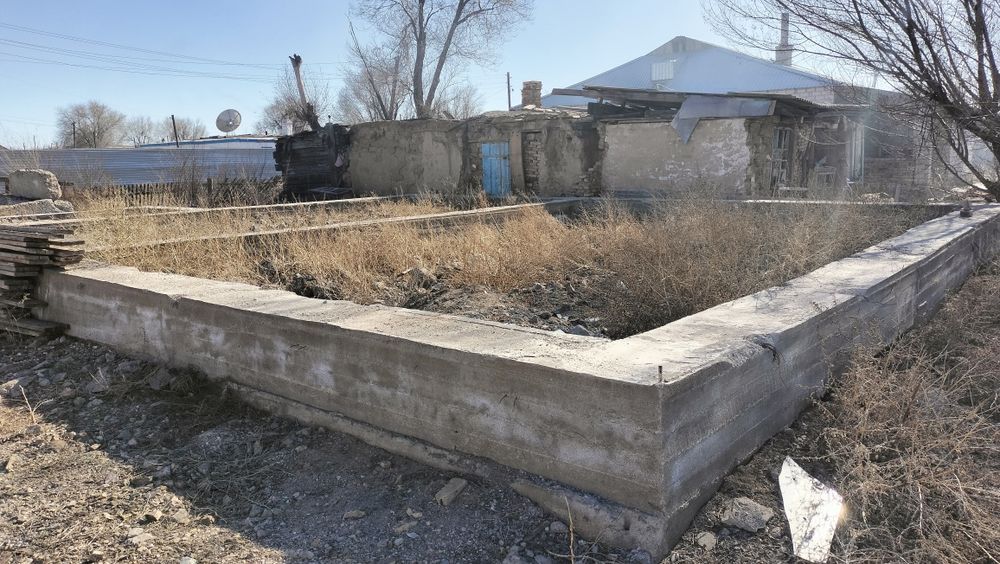 Продается земельный участок с фундаментом.