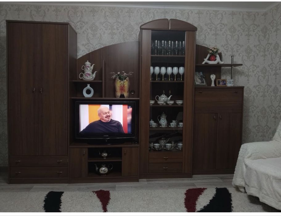 Стенка , горка для зала или гостинной