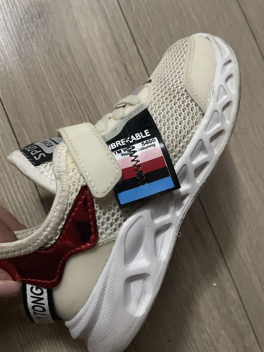 Продам детскую обувь