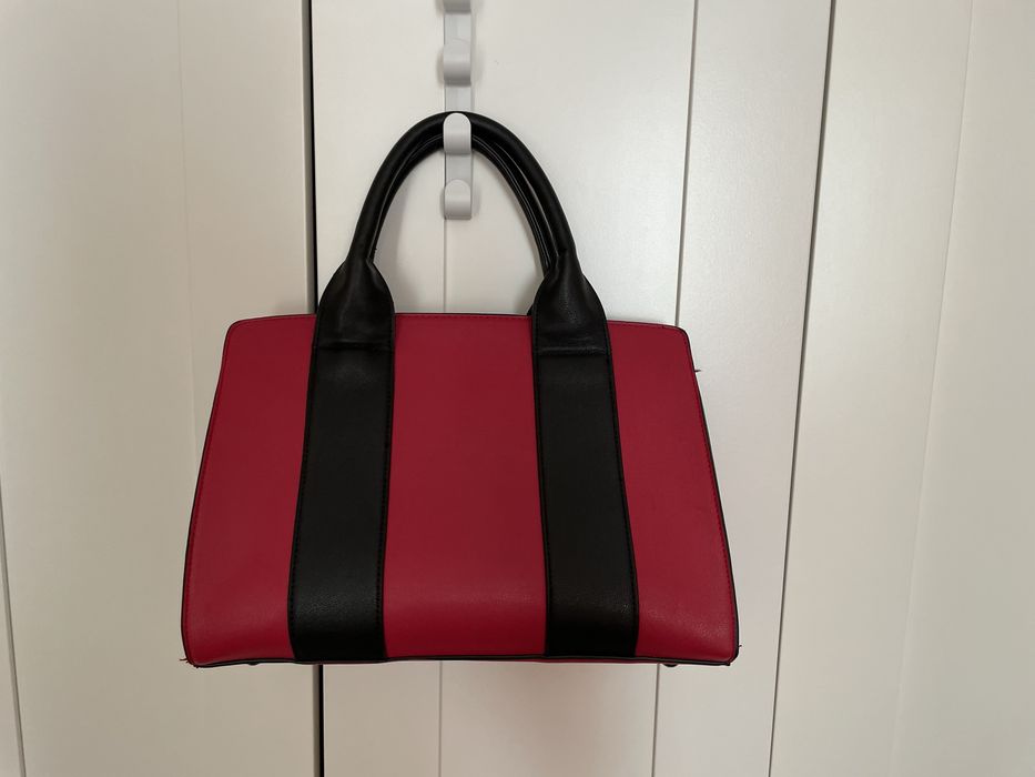 Голяма червена чанта на Benetton