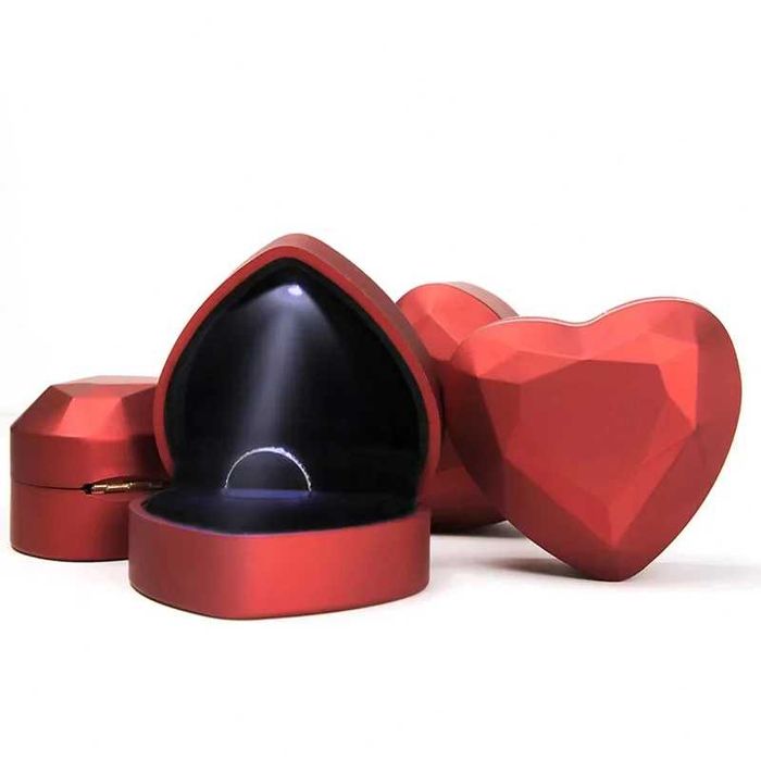 Cutie inel in forma de inima cu LED integrat pt logodna, casatorie