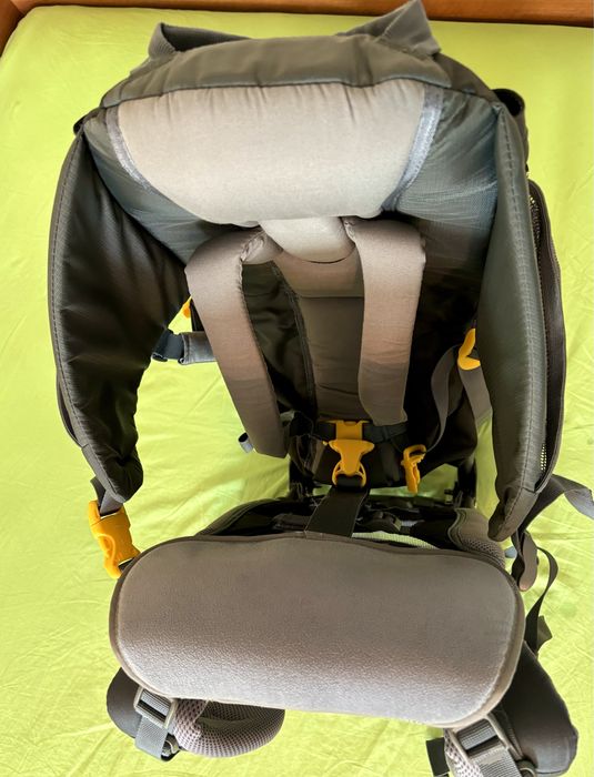 deuter, туристическа раница за носене на дете, с бебе в планината