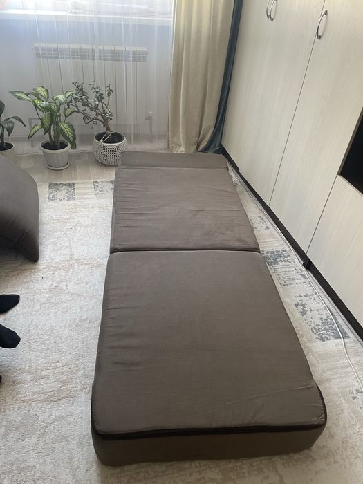 Без карказный диван