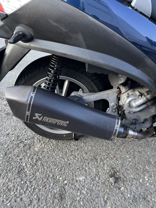 Piaggio mp3 400 LT se conduce cu b