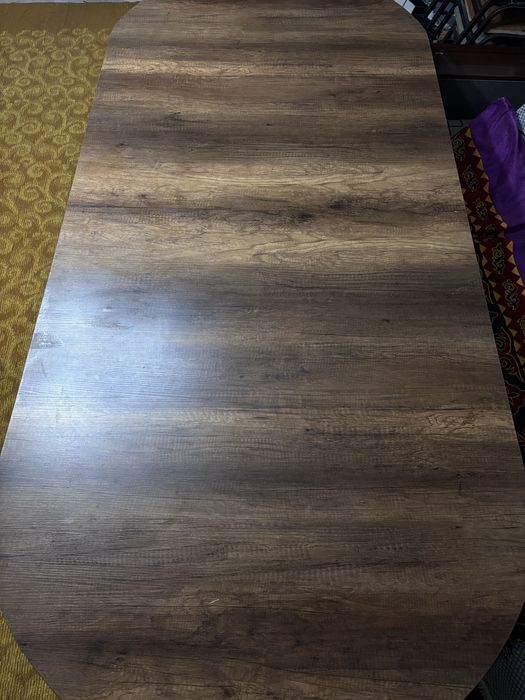 Кухонный стол для большой семьи.