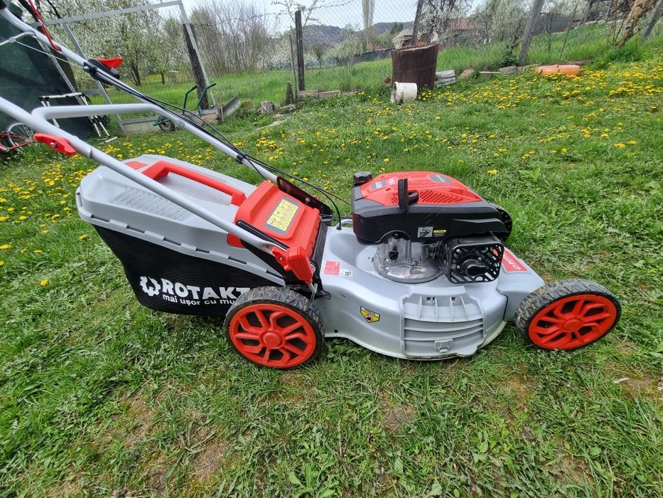 Mașina de tuns Iarba cu propulsie