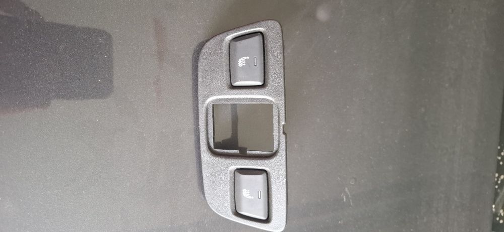 Продам кнопку обогрева сидении от ONIX от задних сидении оригинал